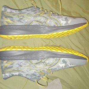 Men's Asics Gel Scram 5 size 10.5 grey camo with yellow shoes
